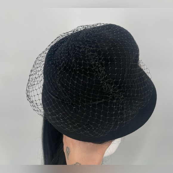 50s/60s Black Pillbox Style Wool Felt Hat With Netting And Flower Embellishment - Picture 3 of 15